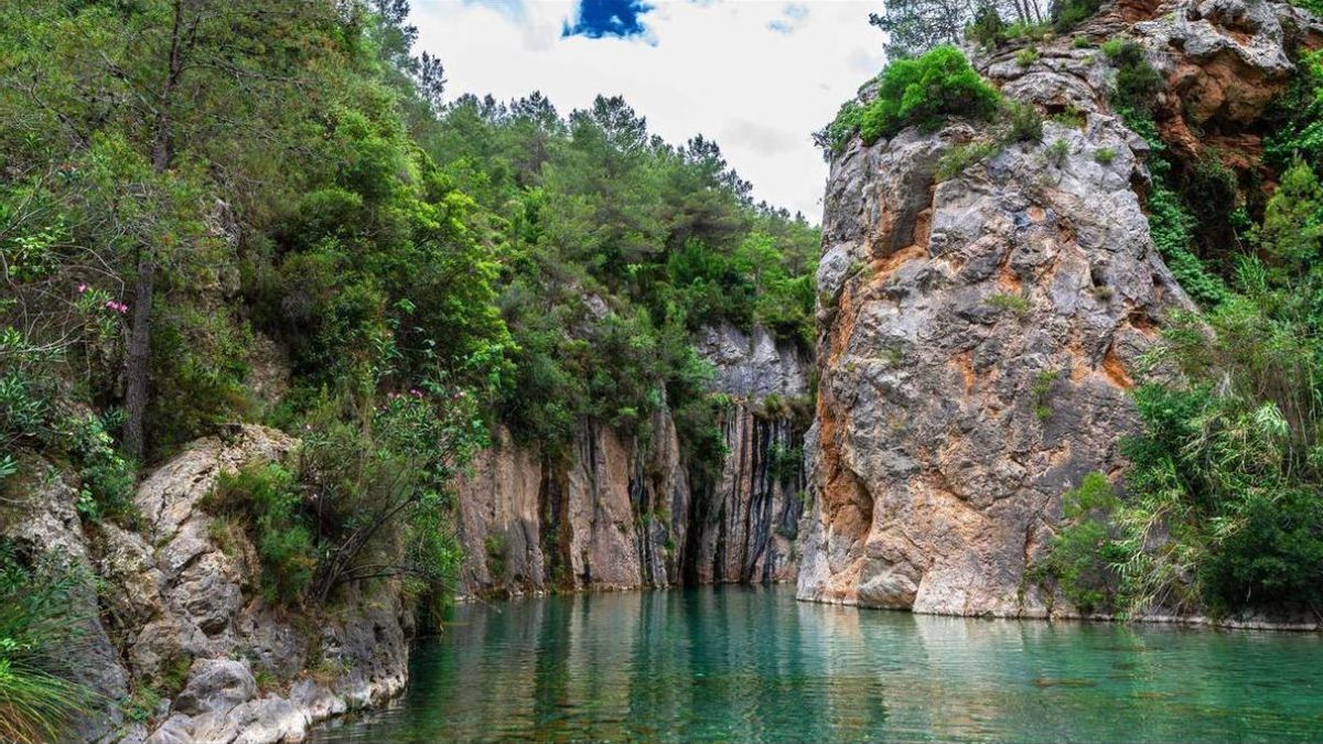 València ofrece una gran variedad de rutas de senderismo que te permitirán explorar algunos de los paisajes más impresionantes de la región.