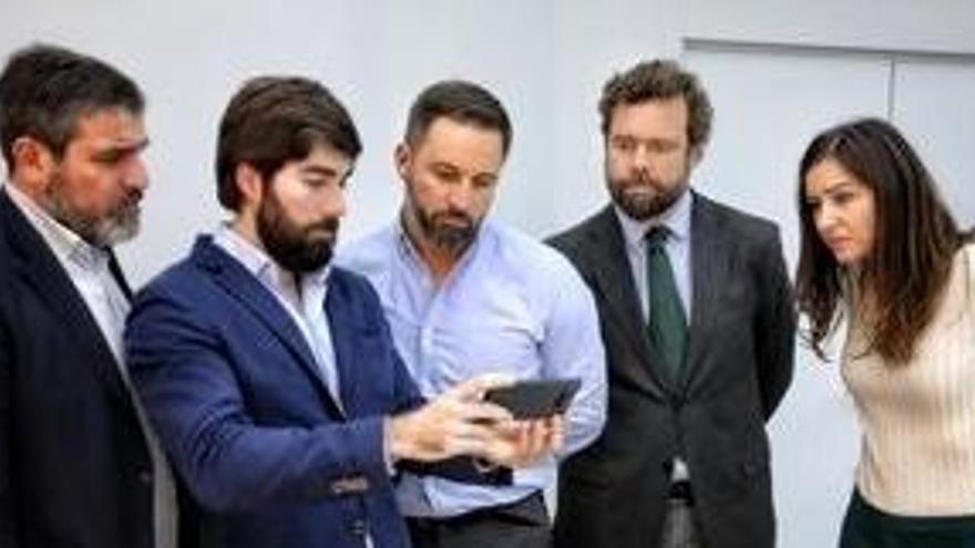 El presidente de Vox, Santiago Abascal, con Espinosa de los Monteros y Manuel Mariscal.