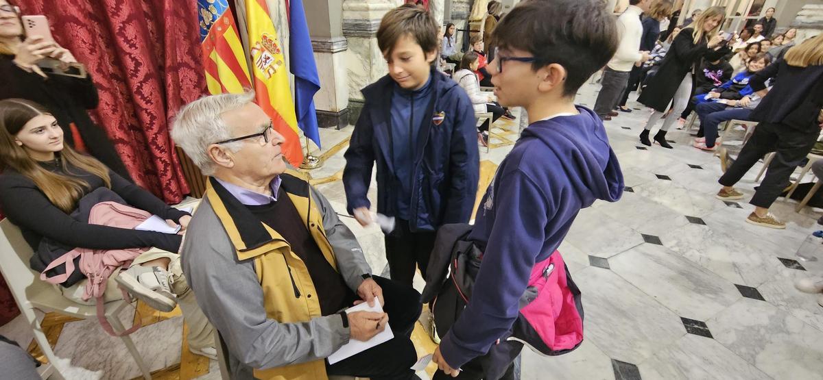 Joan Ribó firma un autógrafo