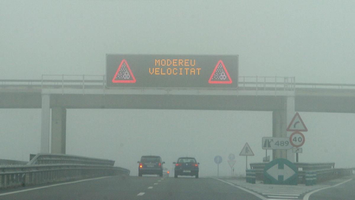 Aemet, bu meteorolojik olayın geldiğini doğruluyor ve sürücüleri uyarıyor: “Görüş mesafesini azaltıyor ve trafiği zorlaştırıyor”