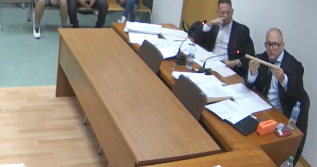 El abogado Francisco Miguel Galiana, en el juicio con un palo para explicar que no ocurrió la agresión sexual.