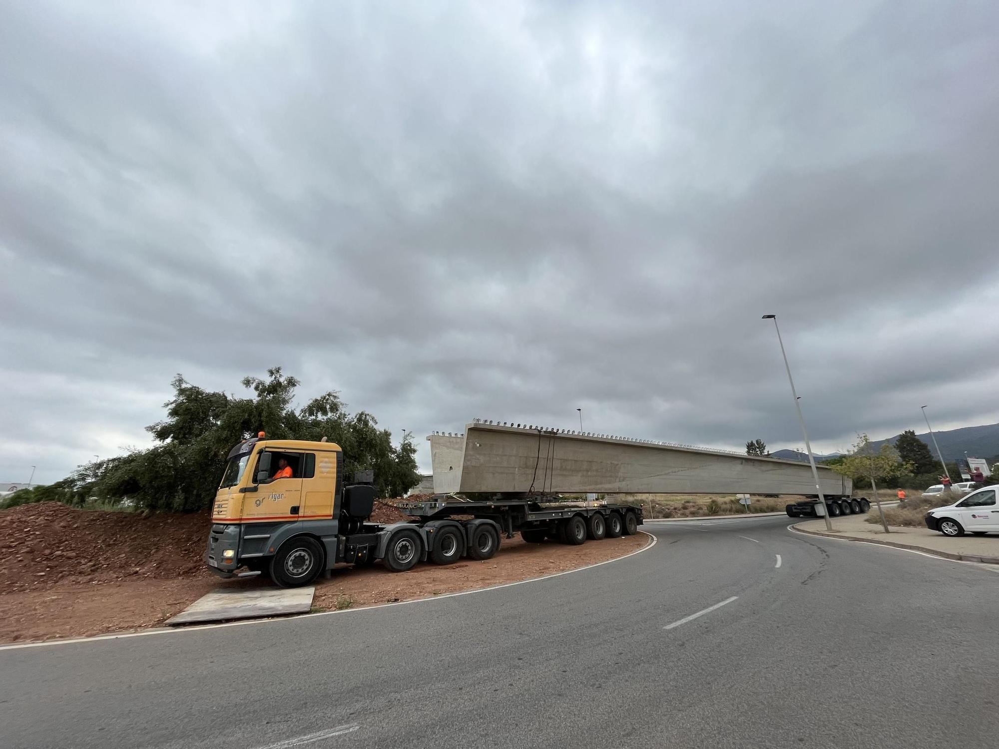 La compleja llegada de la primera megaviga para el puente industrial de la Vall, en imágenes