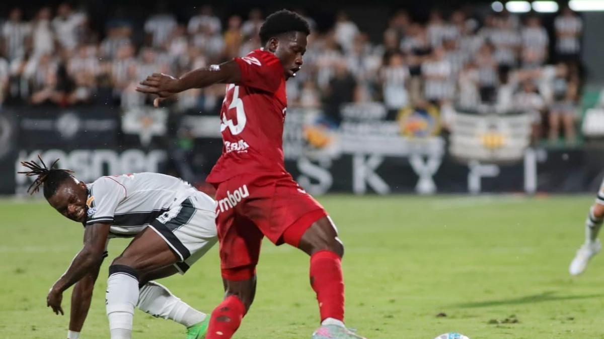 Saidu, imperial en su estreno como titular en el fútbol profesional: las puntuaciones del Castellón-Real Zaragoza Saidu, imperial en su estreno como titular en el fútbol profesional: las puntuaciones del Castellón-Real Zaragoza