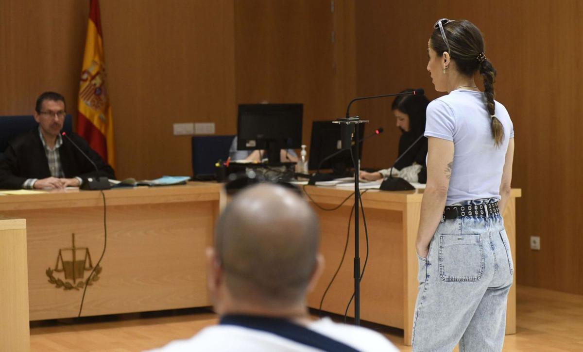 La mujer presuntamente amenazada por Daniel, ayer en declaraciones ante el juez.
