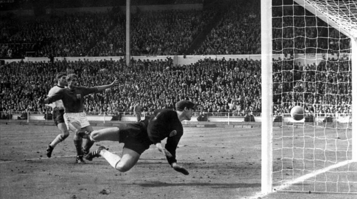 zentauroepp13468660 file the july 30 1966 file photo shows england s controve180618123221 zentauroepp13468660 file the july 30 1966 file photo shows england s controve180618123221