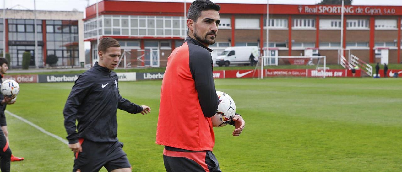 Borja López, en primer término, ante Cumic durante un entrenamiento en Mareo.