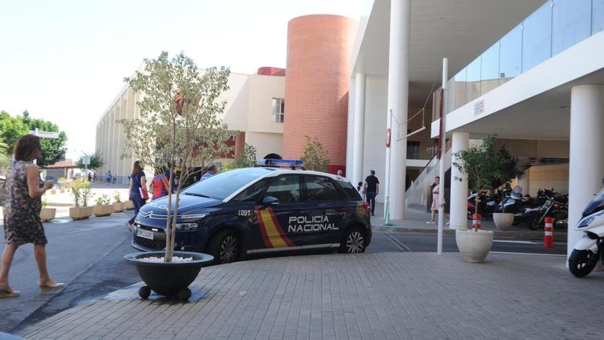 Vehículo policial, junto al hospital Virgen de la Arrixaca.