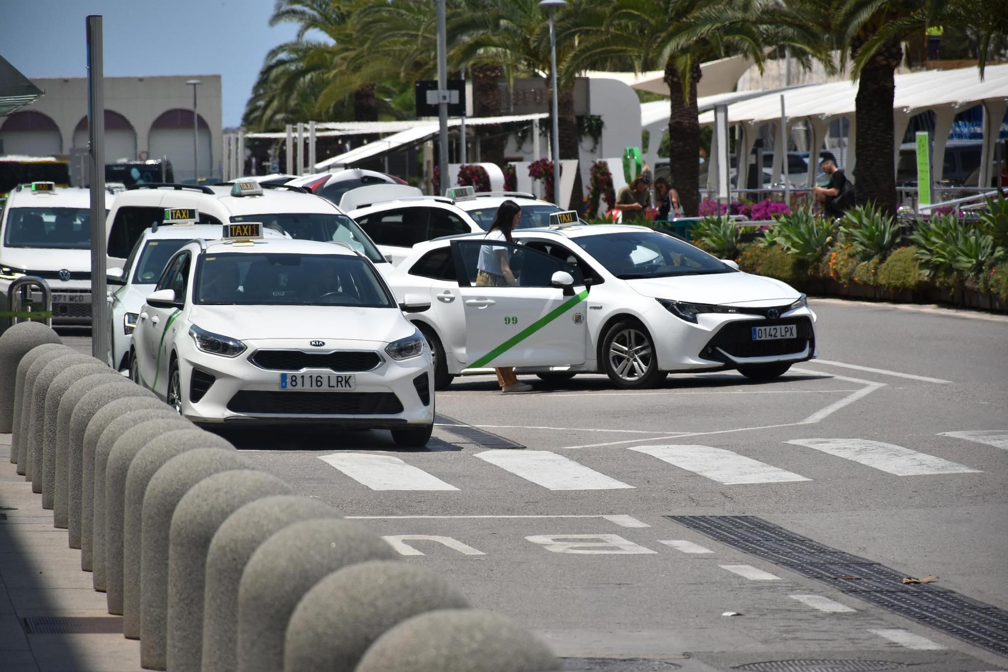 Imagen de archivo de taxis en la parada del aeropuerto de Ibiza