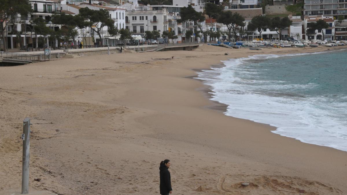 Platja de Llafranc buida.