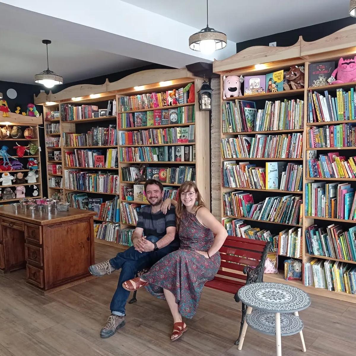 Adriana Galve y José Miguel Martí regentan esta librería y centro cultural en Andorra.