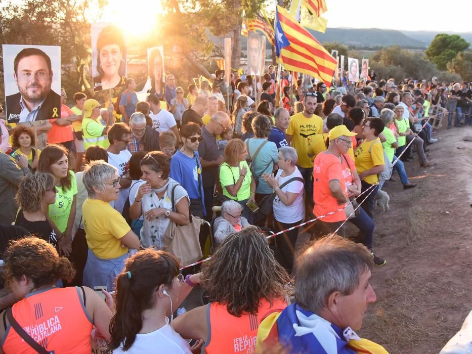 Una multitud omple Lledoners com mai en la vigília de 1-O