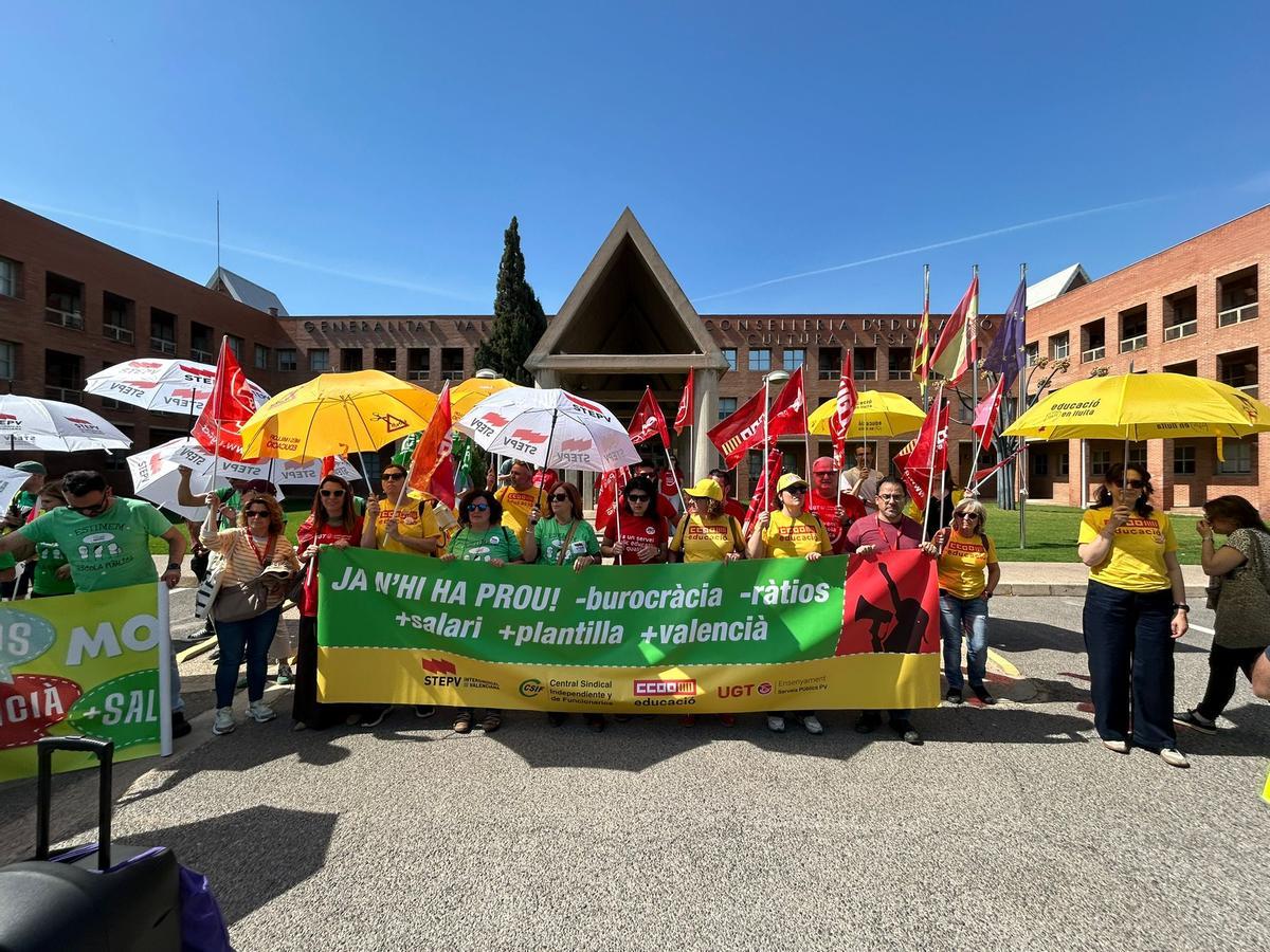 Los representantes sindicales, en la protesta de este lunes frente a la Conselleria de Educación