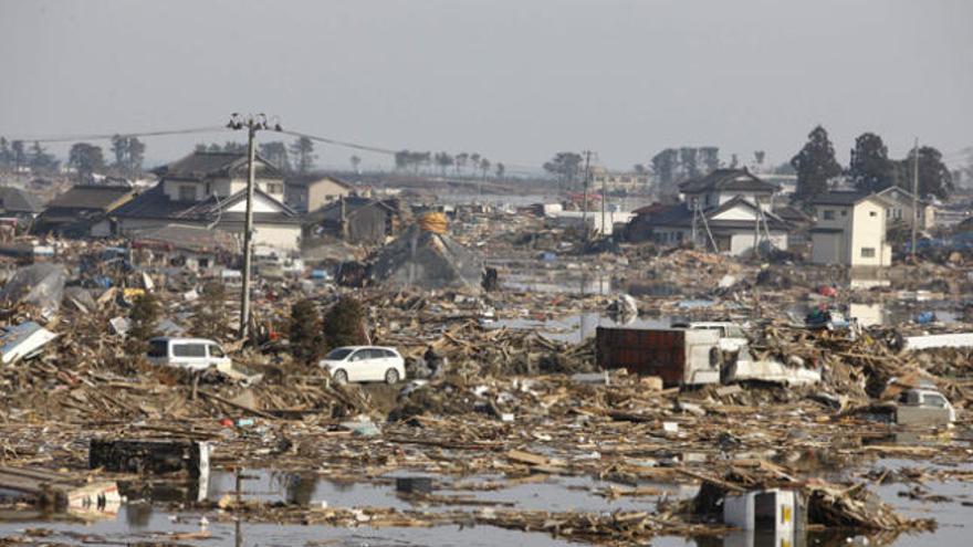 Vista general que muestra la devastación en el puerto de Yuriage, en la localidad de Sendai.