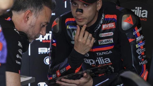 Bezzecchi, ahir després d’una de les sessions de Brno. | MARTIN DIVISEK / EFE
