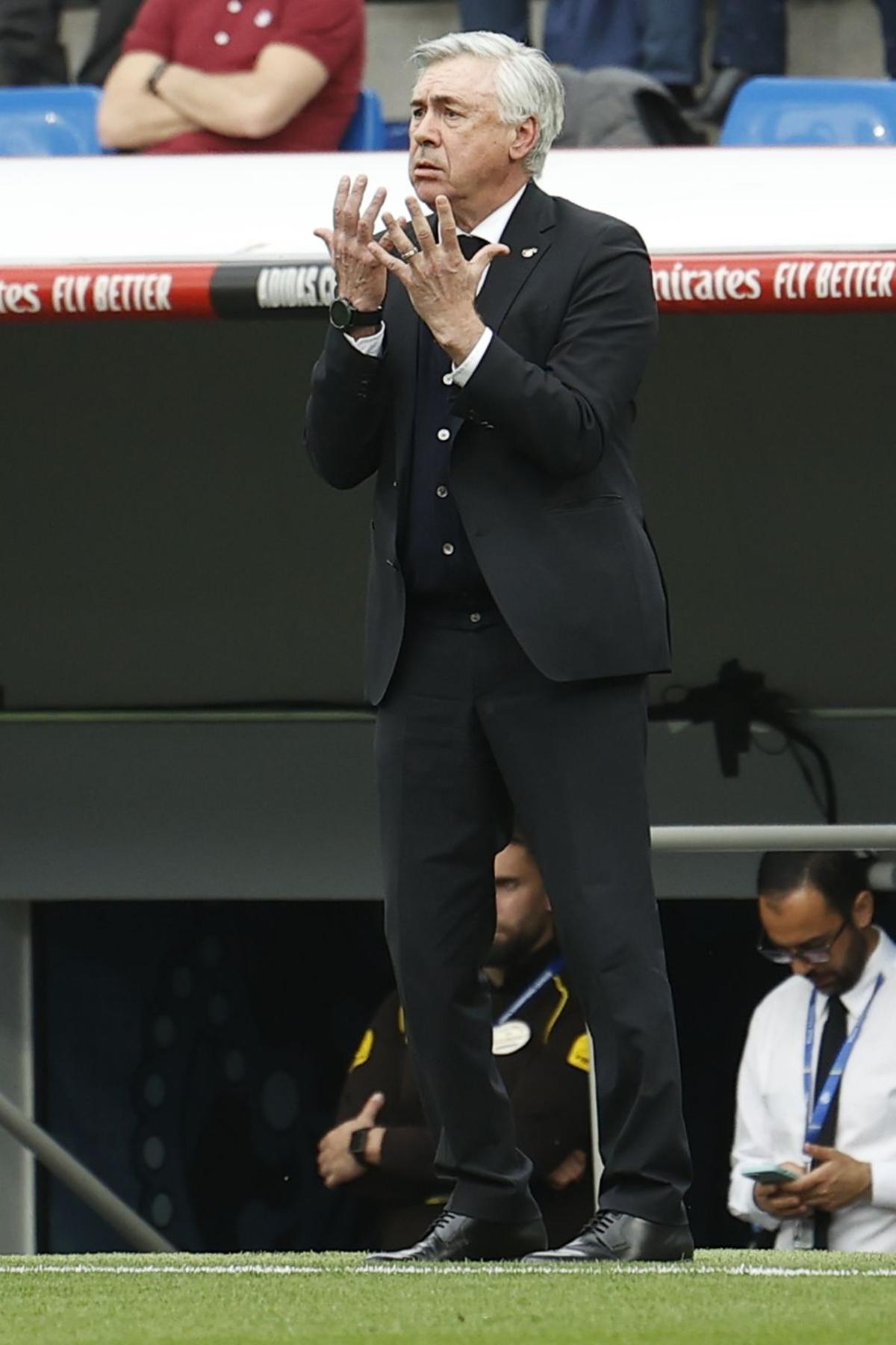 MADRID, 30/04/2022.- El entrenador del Real Madrid Carlo Ancelotti reacciona durante el partido de Liga que Real Madrid y Espanyol disputan este sábado en el estadio Santiago Bernabéu de la capital. EFE/ Chema Moya