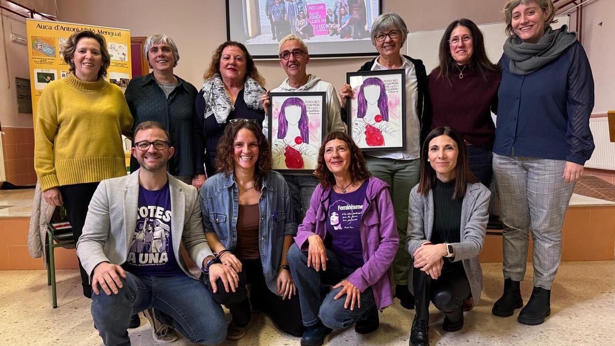 Las profesoras que han recibido el reconocimiento y otros docentes del IES Antoni Llidó