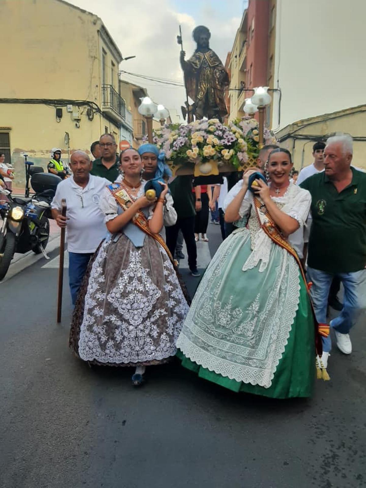 Silvia Pinilla, este verano, cargando a Sant Roc