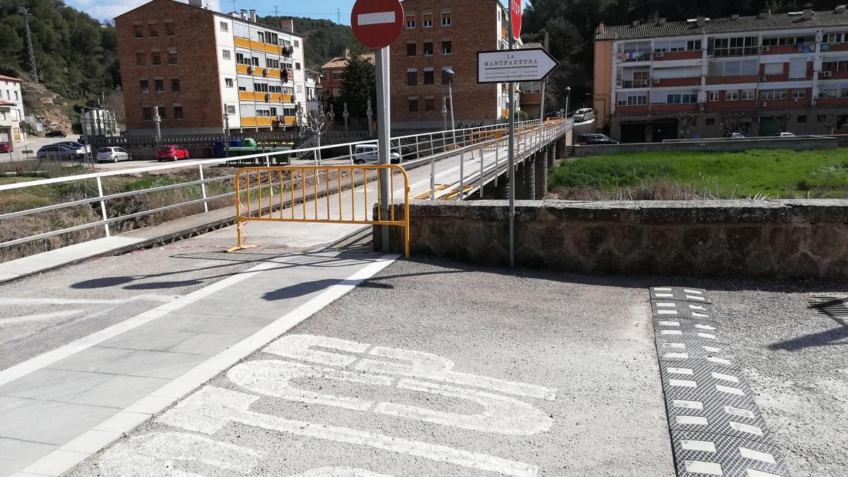 El pont connecta els dos sectors de Valls que hi ha a banda i banda del Cardener