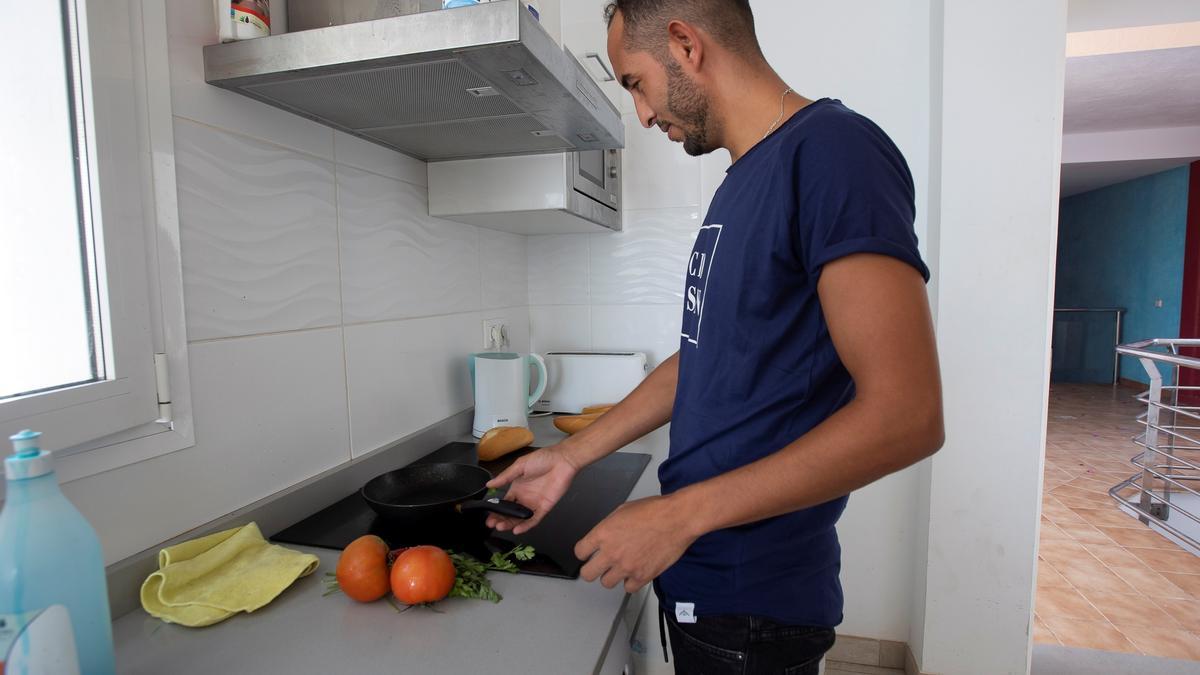  Youssef prepara la cena en el alojamiento que comparte con otros chicos acogidos por los promotores de la Fundación Mamá África, que llegaron, como él, en patera a Canarias. 