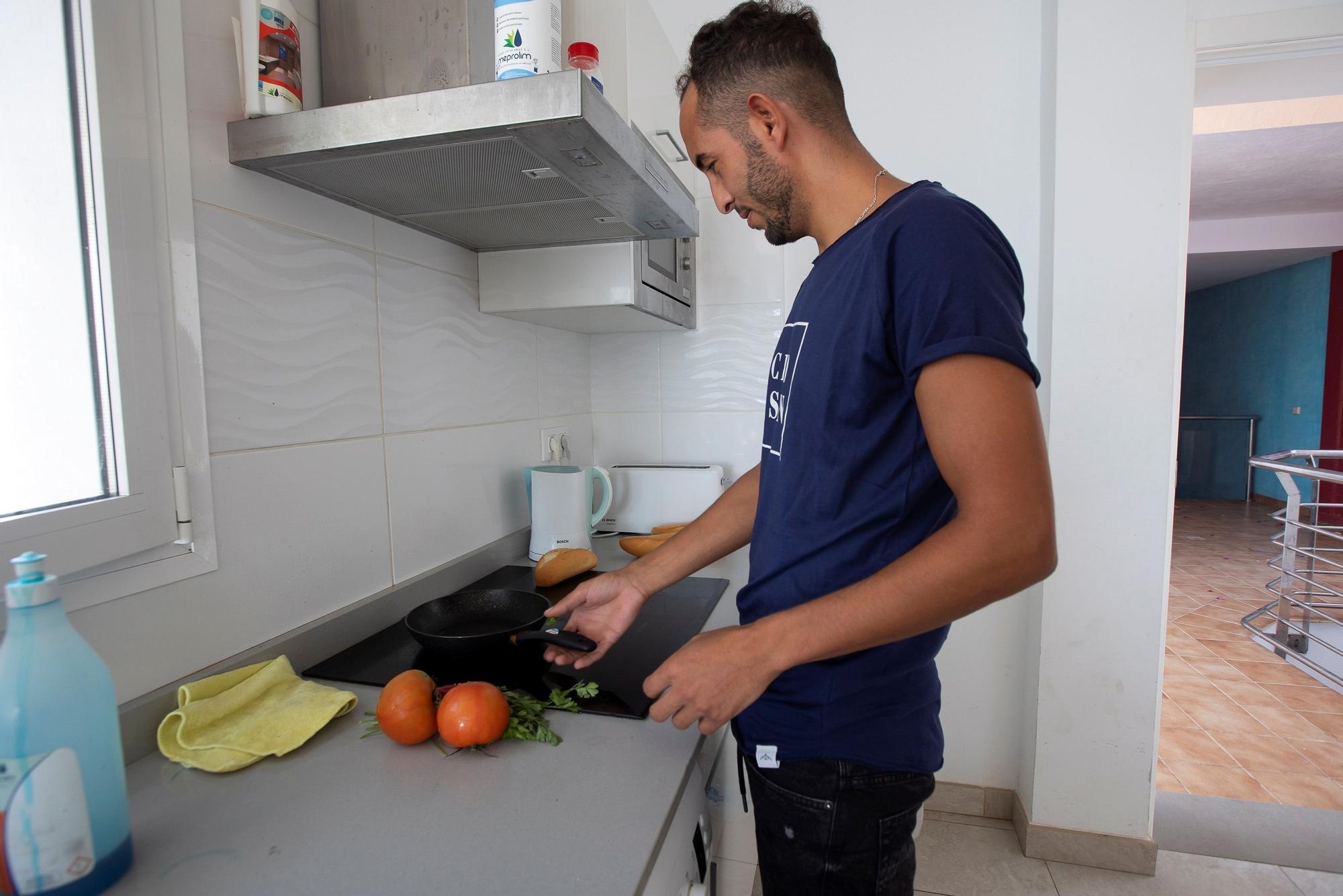 Las pequeñas victorias de 'Mamá África': Youssef vino en patera hace un año a Gran Canaria y al fin ha conseguido reunirse con su familia