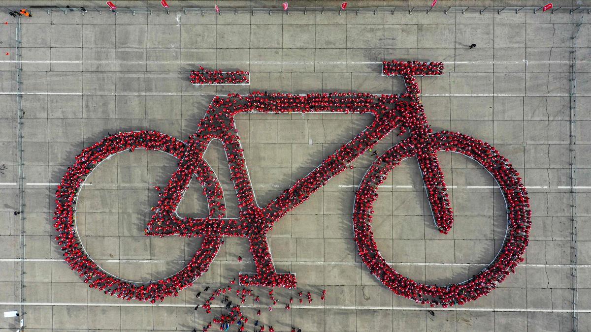 Chile forma la bicicleta humana más grande del mundo