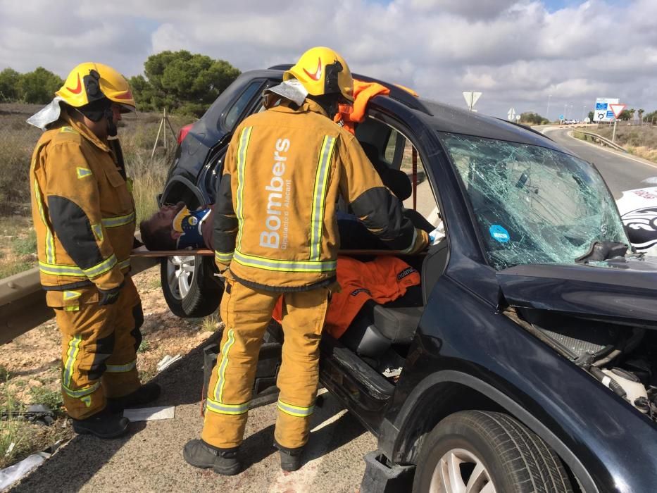 Rescatan a dos personas tras un accidente en Mil Palmeras