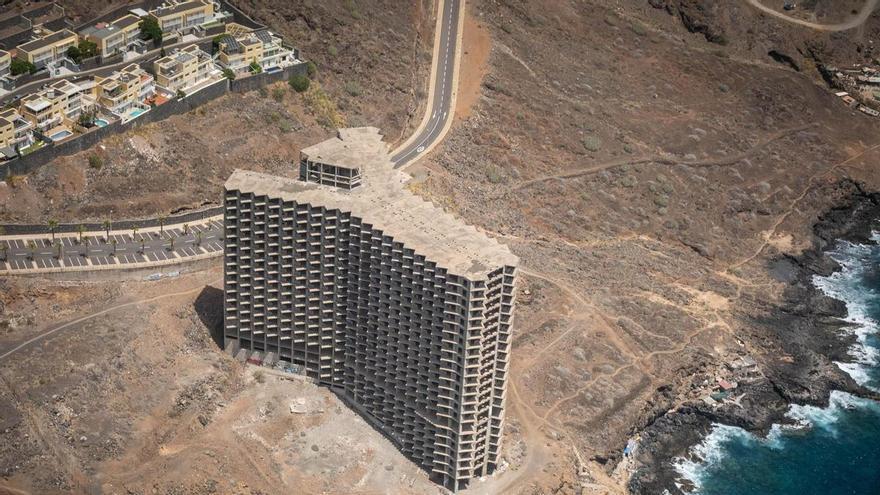 Santa Cruz de Tenerife, desesperada: pide ayuda para que "la gente no se juegue la vida por un selfi" en el hotel de Añaza
