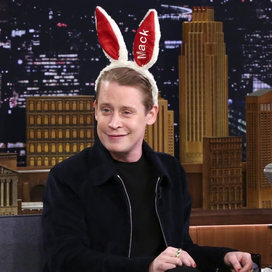 Macaulay Culkin con orejas de conejo
