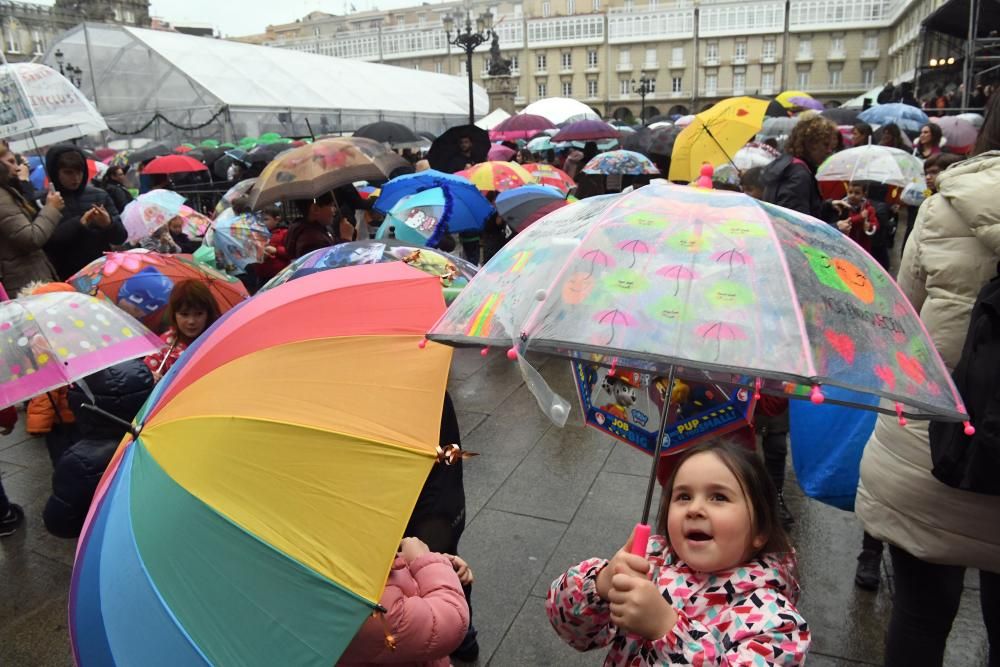 La plaza de María Pita acoge una concentración con paraguas de colores para celebrar y visibiizar la efeméride.