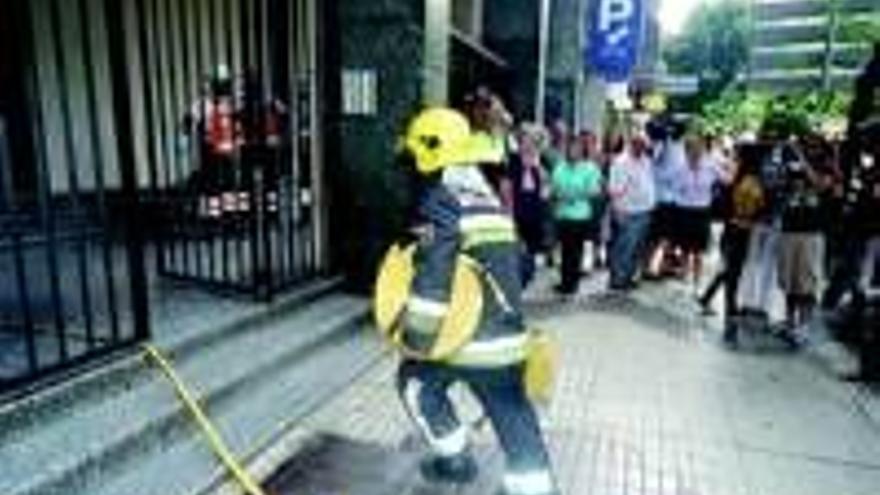 Un fuego obliga a desalojar el edificio Coliseum y causa alarma en Cánovas