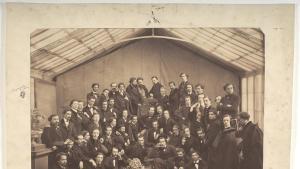 Artistas en el estudio del fotógrafo Estudio de Ángel Alonso Martínez y hermano.