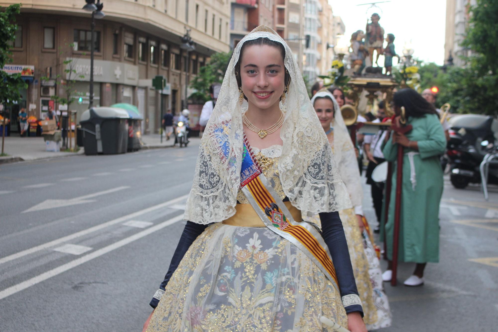 La calle San Vicente acoge la procesión "dels Xiquets" con tres generaciones falleras