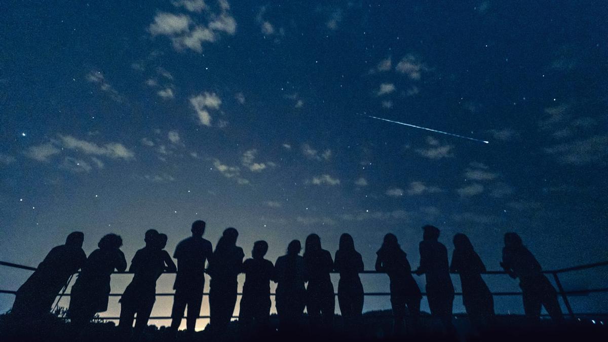 Un grupo de cordobeses observa las Perseidas en Los Villares.