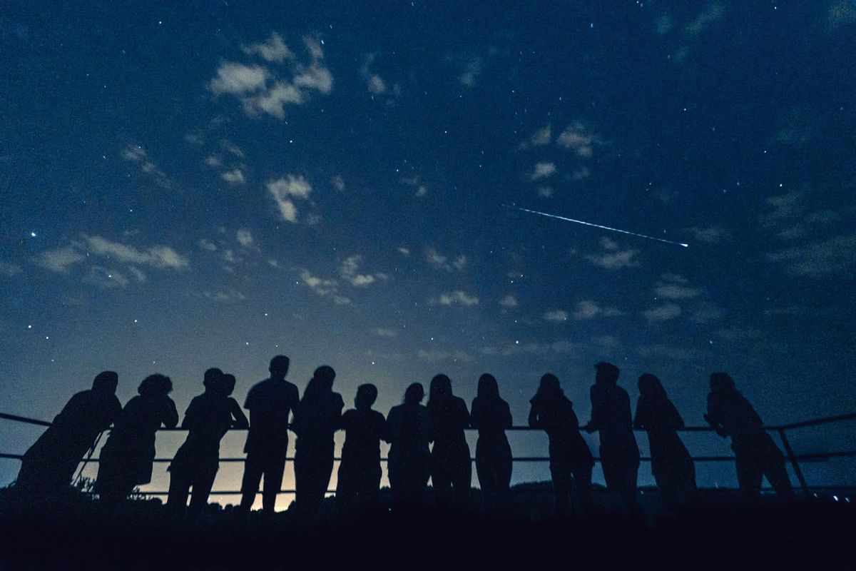 Un grupo de cordobeses observa las Perseidas en Los Villares.