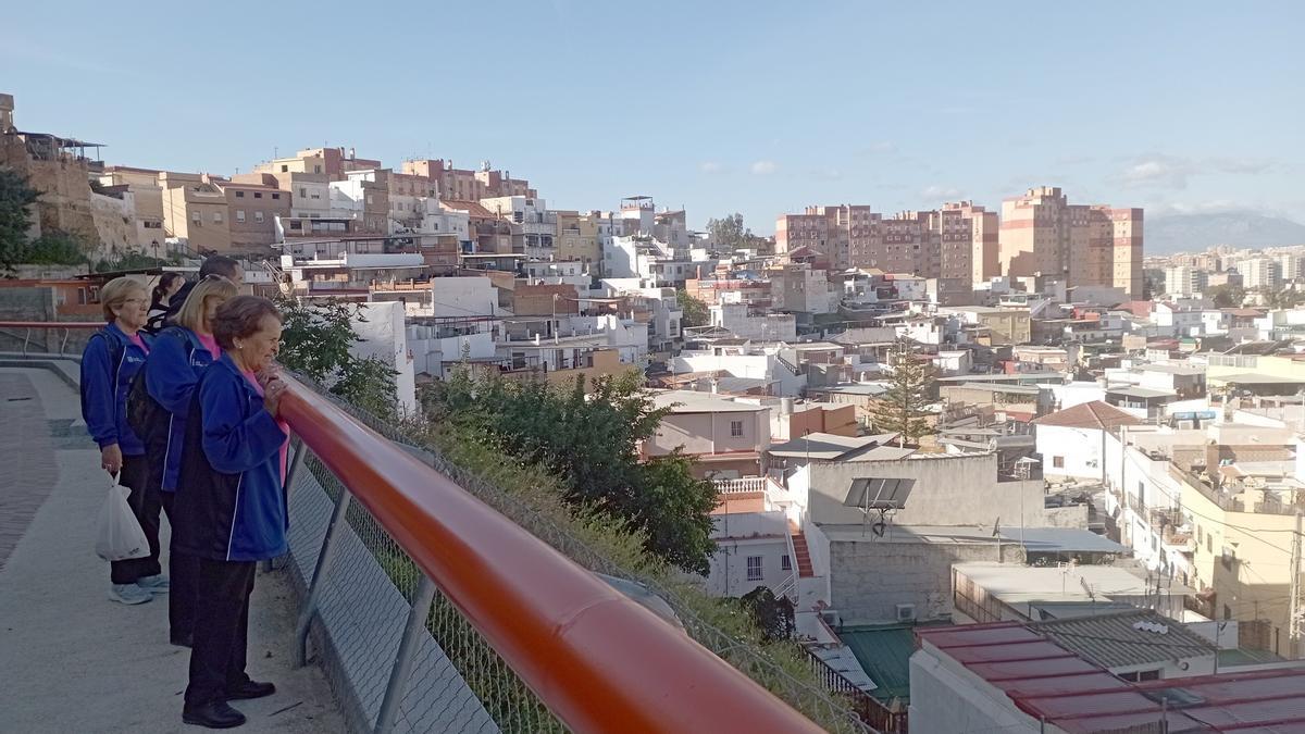 Un grupo de vecinos de Mangas Verdes disfruta, en el nuevo parque mirador del Sendero del Cau, este mes.