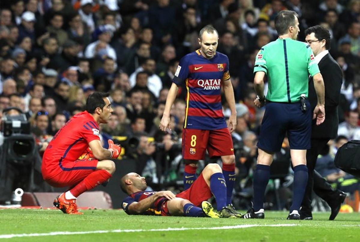 El defensa blaugrana espera el metge del Barça perquè l’assisteixi.