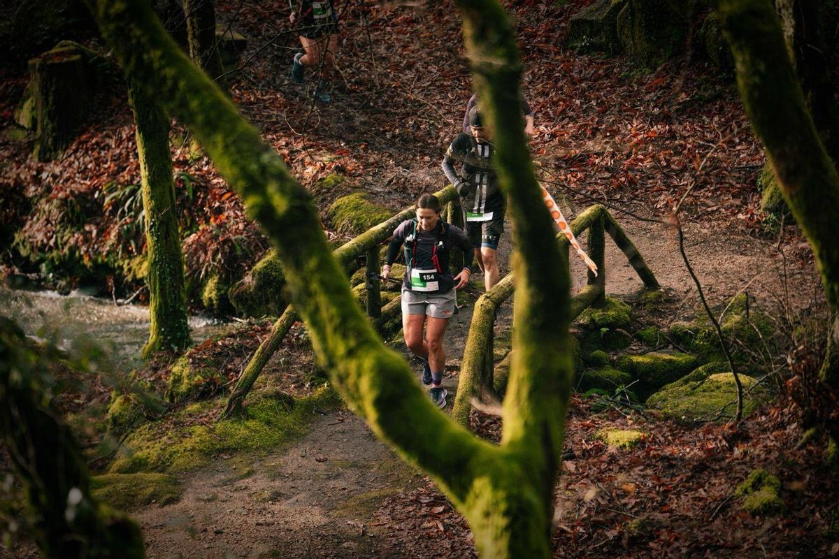 Dos participantes cruzan un puente.