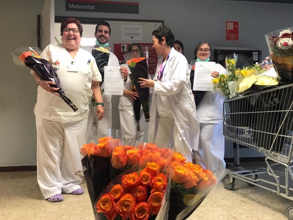 Entrega de flores al personal sanitario