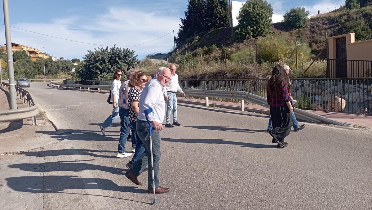 Los vecinos cruzan la carretera en uno de los puntos donde irá un paso de cebra.
