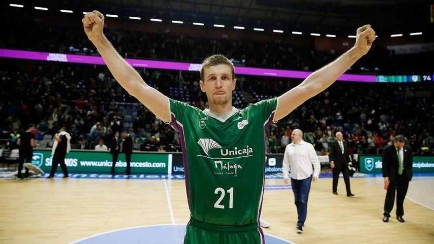 El alero polaco, que continuará en el Unicaja, celebra un triunfo.