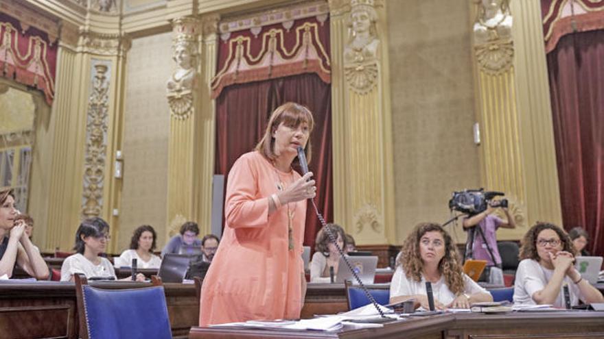 Francina Armengol, junto con Pilar Costa, ayer en el Parlament.