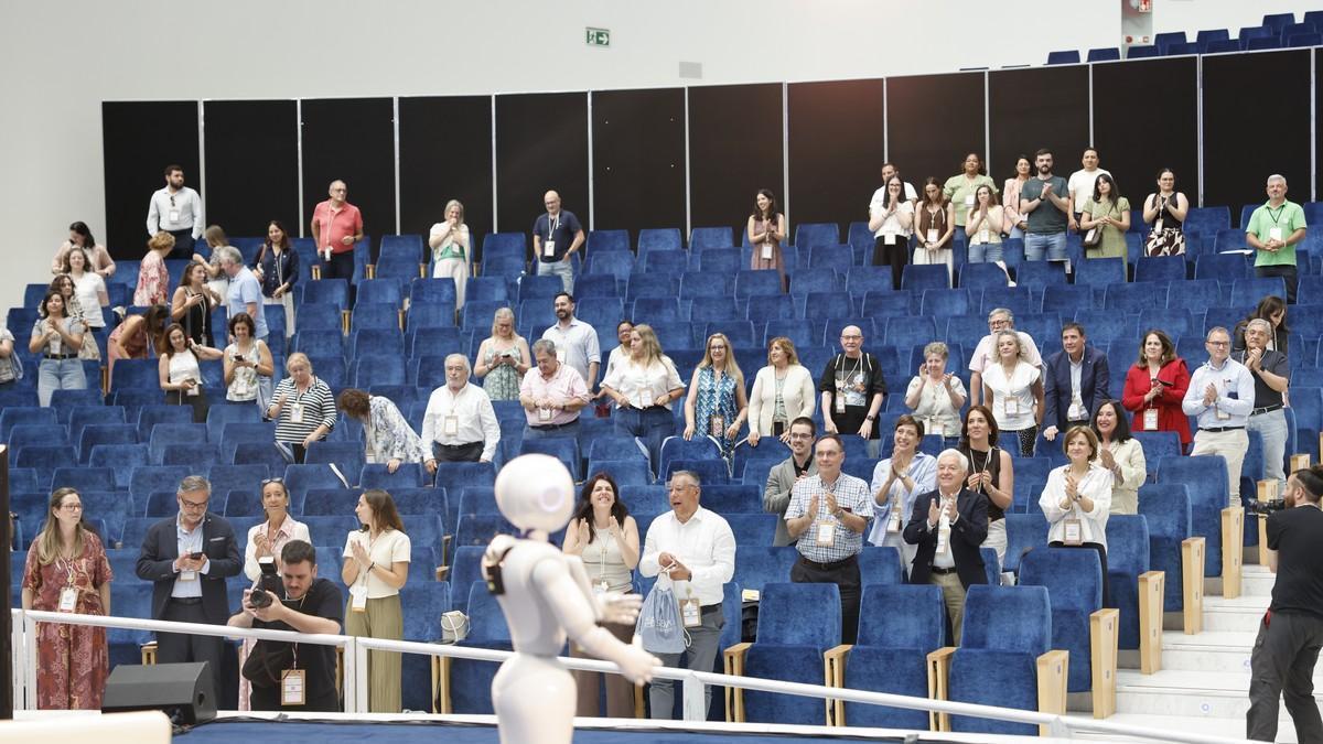 Clausura del Congreso de la SEMG, con "Pelayo", su robot humanoide, en el escenario.