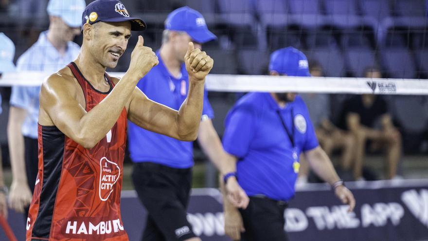 El &#039;abuelo&#039; Pablo Herrera sigue invicto en el Mundial de México de voley playa