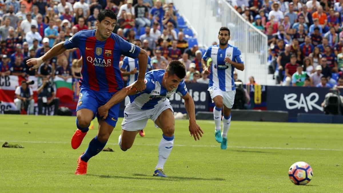 Luis Suárez le gana la espalda a Bustinza en uno de los muchos contragolpes azulgranas en el Leganés-Barça.