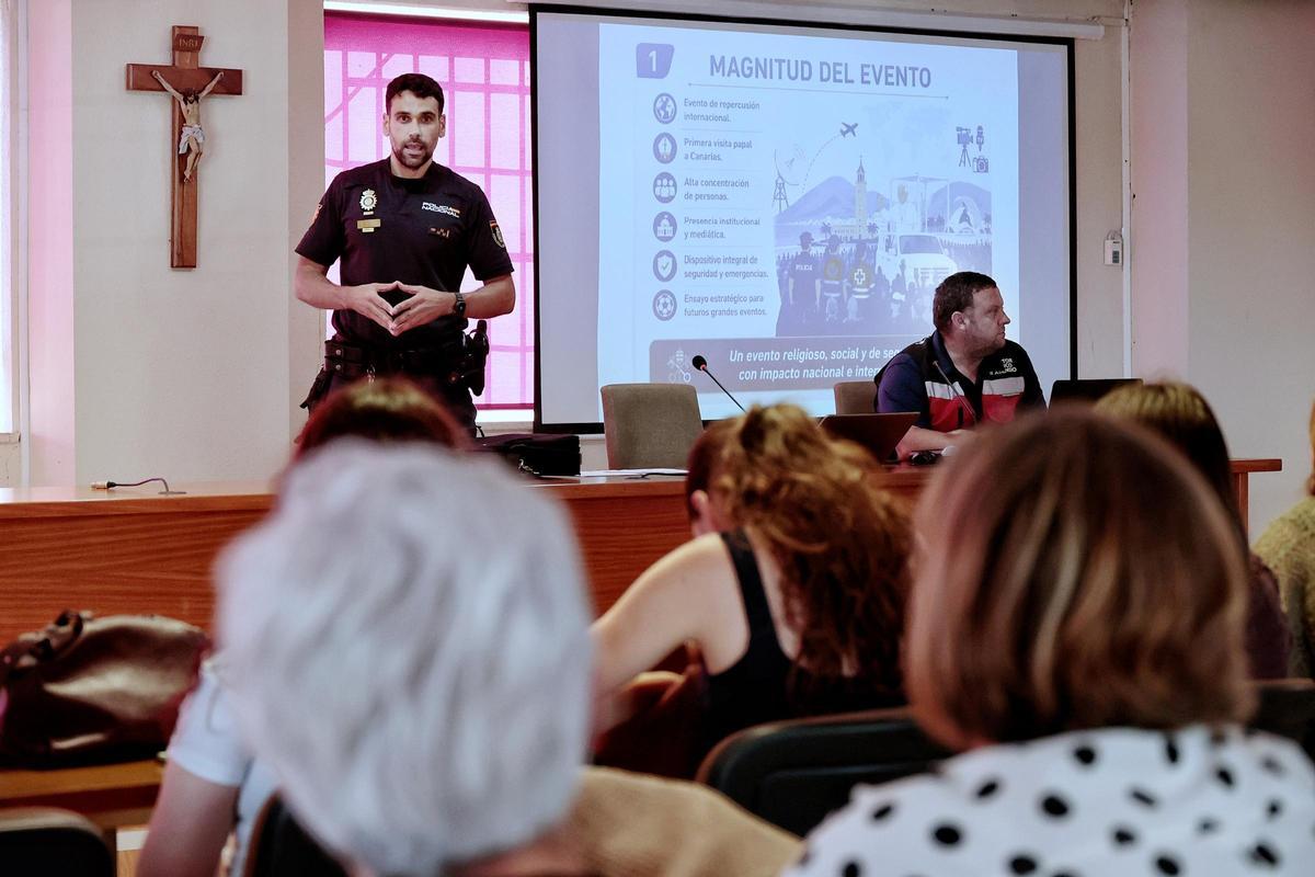 La Policía Nacional forma a voluntarios para la visita del papa