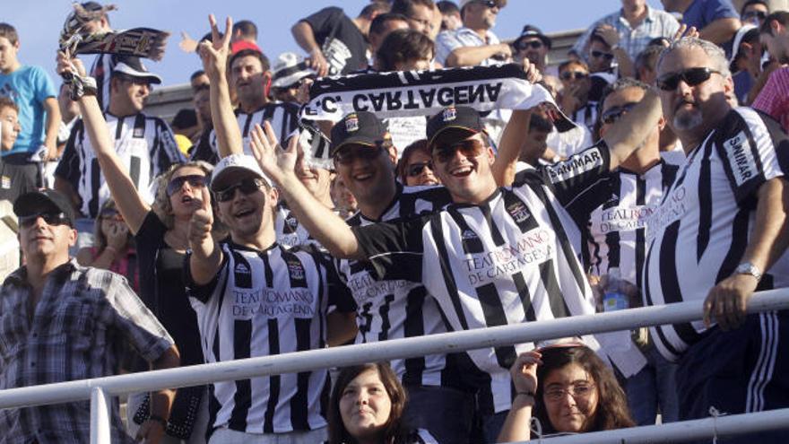 Un grupo de abonados durante un encuentro de la presente temporada