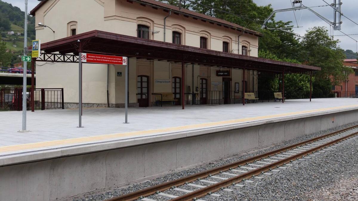 La estación de tren de El Entrego, renovada para la vuelta de la circulación que se ha aplazado.