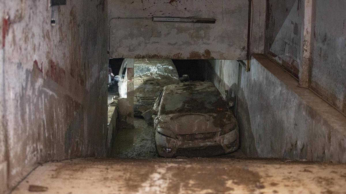 Limpieza de los aparcamientos subterráneos inundados en Algemesí.