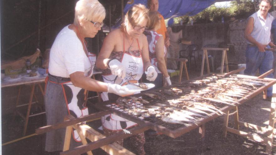 Preparación de los xurelos, en una edición anterior de la fiesta.