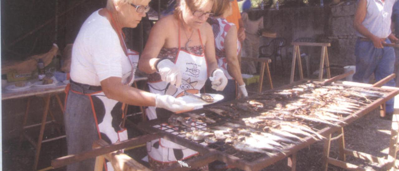 Preparación de los xurelos, en una edición anterior de la fiesta.